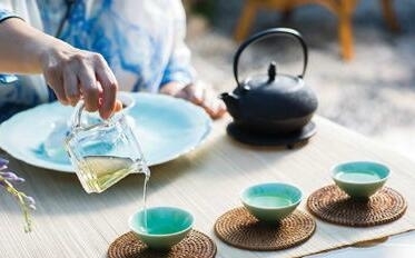品味紫砂杯中的茶香，享受生活每一刻